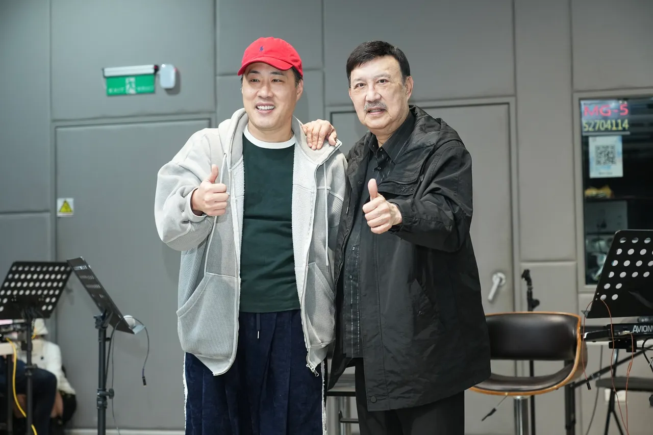 余天（右）與兒子余祥銓為「鑽石舞台之夜」練團彩排。彭欣偉攝