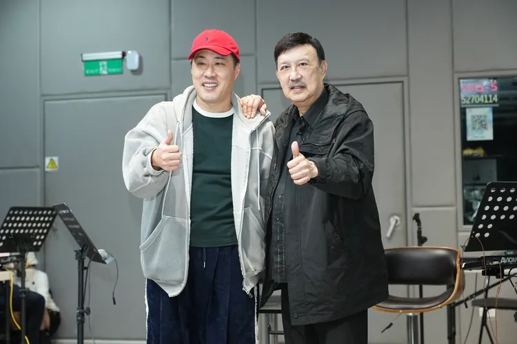 余天（右）與兒子余祥銓為「鑽石舞台之夜」練團彩排。彭欣偉攝