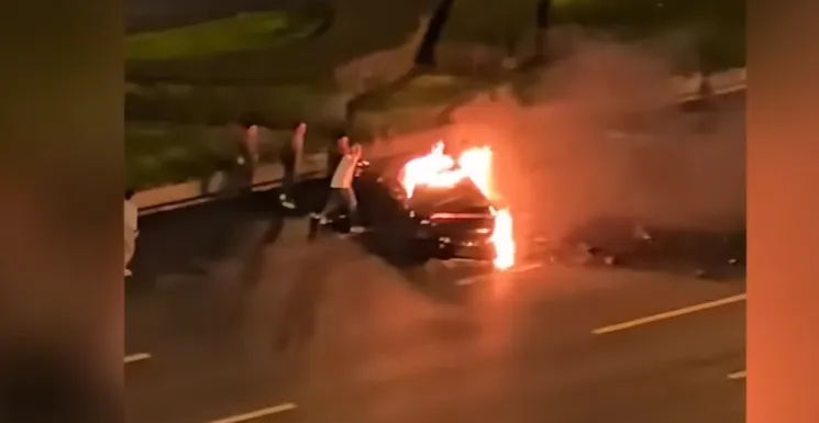 發生在四川省成都的小米電動車事故，救援者無法打開車門。翻攝微博/四川成都小米電動車事故