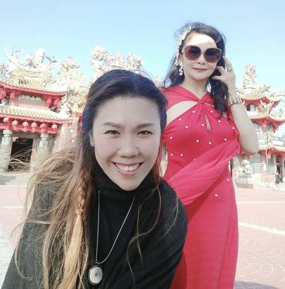 大馬鐵肺歌手董美君(前)，為好友旅日歌手蔣雪櫻打造歌曲《媽祖出巡》。華煬娛樂提供