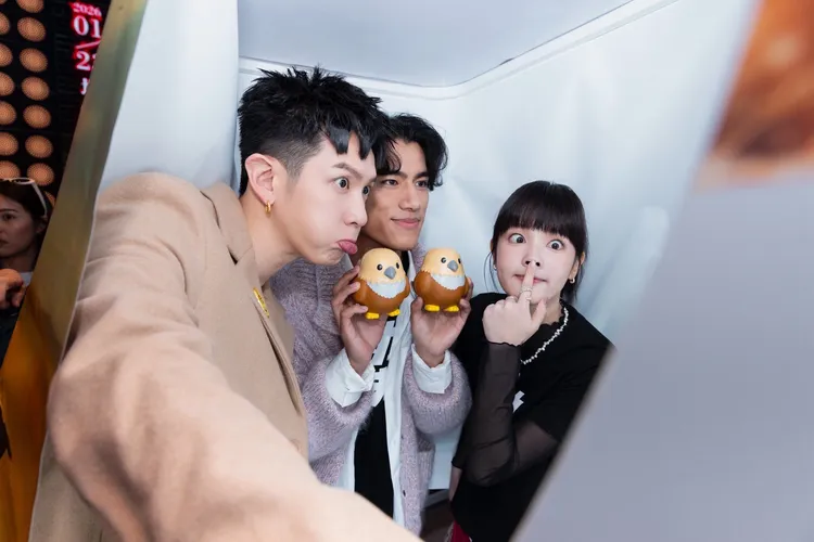 柯震東、朱軒洋和王淨玩拍貼機。鑫夢想文創提供