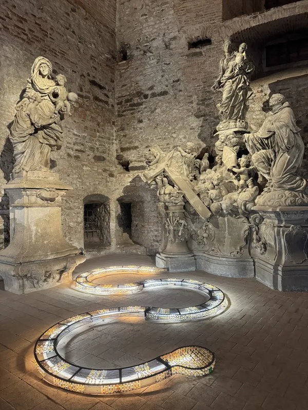 捷克布拉格高堡最引人注目的是最大的地下防禦空間，過去曾作為國家劇院倉庫，二戰期間德軍在此進行地下生產；戰後因政治局勢不穩，曾被用作馬鈴薯儲藏庫；如今保存查理大橋的原始雕像。 中央社