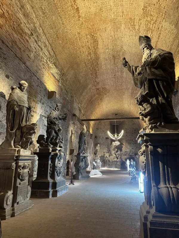 捷克布拉格高堡（Vyšehrad）地下防禦空間用來保存查理大橋原始雕像，包含6位歷史重要人物，例如聖奧古斯丁（Saint Augustine）等中央社