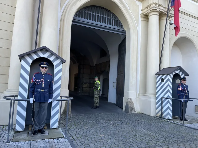 布拉格城堡衛隊正擴大招募新成員，並放寬長期以來嚴格的甄選標準。多年來，凡欲加入布拉格城堡衛隊者，身高須介於178至188公分之間，如今新的身高標準調整為175至195公分。圖片攝於114年10月9日。中央社