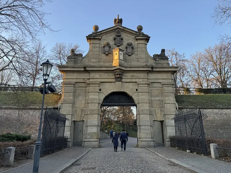 捷克布拉格高堡（Vyšehrad）號稱為「中歐保存最完整的巴洛克要塞」。隨著政權更迭與戰事頻繁，城堡歷經多次毀壞與重建。如今高堡成為布拉格知名景點，吸引許多遊客前來參觀。 中央社
