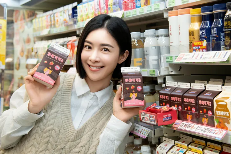 「士力架草莓可可牛奶」高達 50% 的乳含量，將草莓的清甜與可可的濃醇完美交織。業者提供