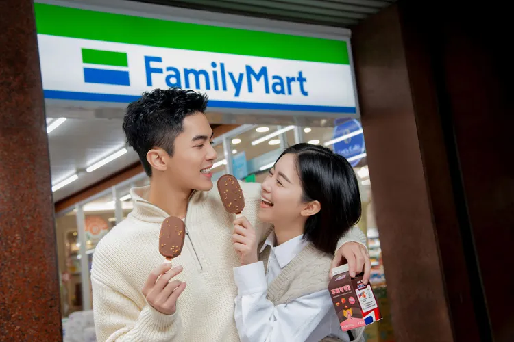 「士力架草莓風味花生可可雪糕」將經典與創新風味融合，為冬日增添幸福感。業者提供