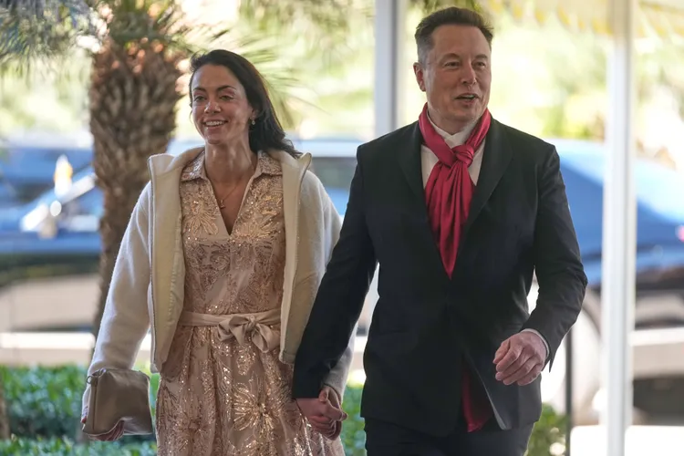 馬斯克（右）牽著齊利斯的手參加婚禮。美聯社