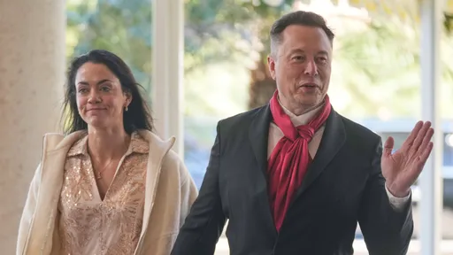 全球首富要給她名分了？馬斯克牽手4孩媽　參加川普大將婚禮