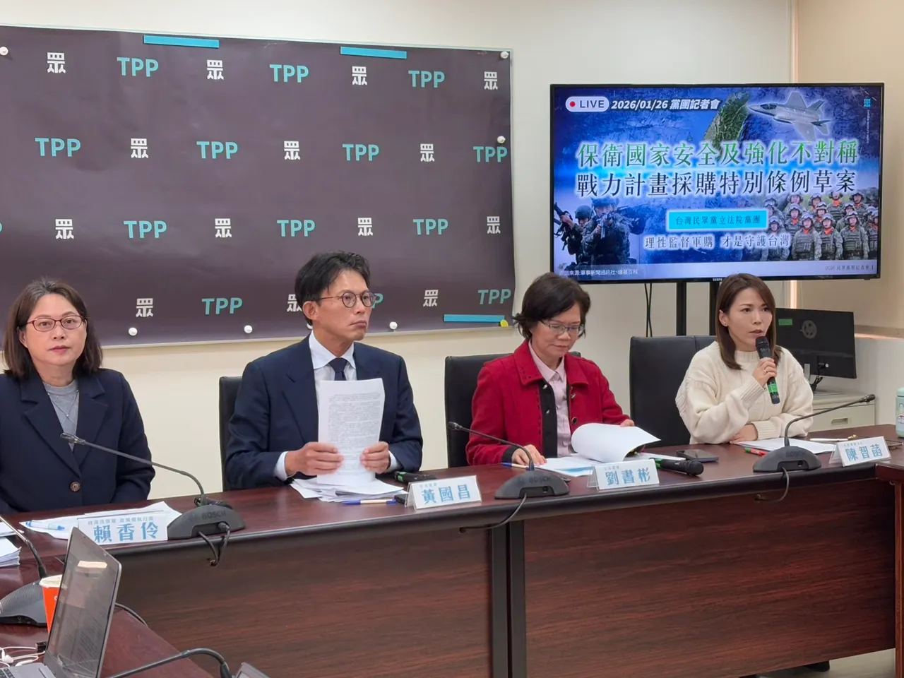 民眾黨立法院黨團曾自提《國防採購條例》草案。黃暐瀚今表示，未執政的政黨無法提出對美軍購版本。邱筠媜攝