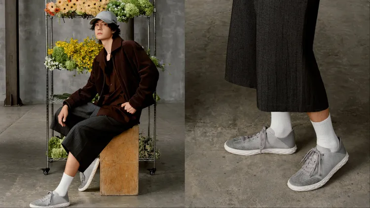 王一博以燈芯絨夾克搭配拼接休閒鞋展現時髦風格。品牌提供