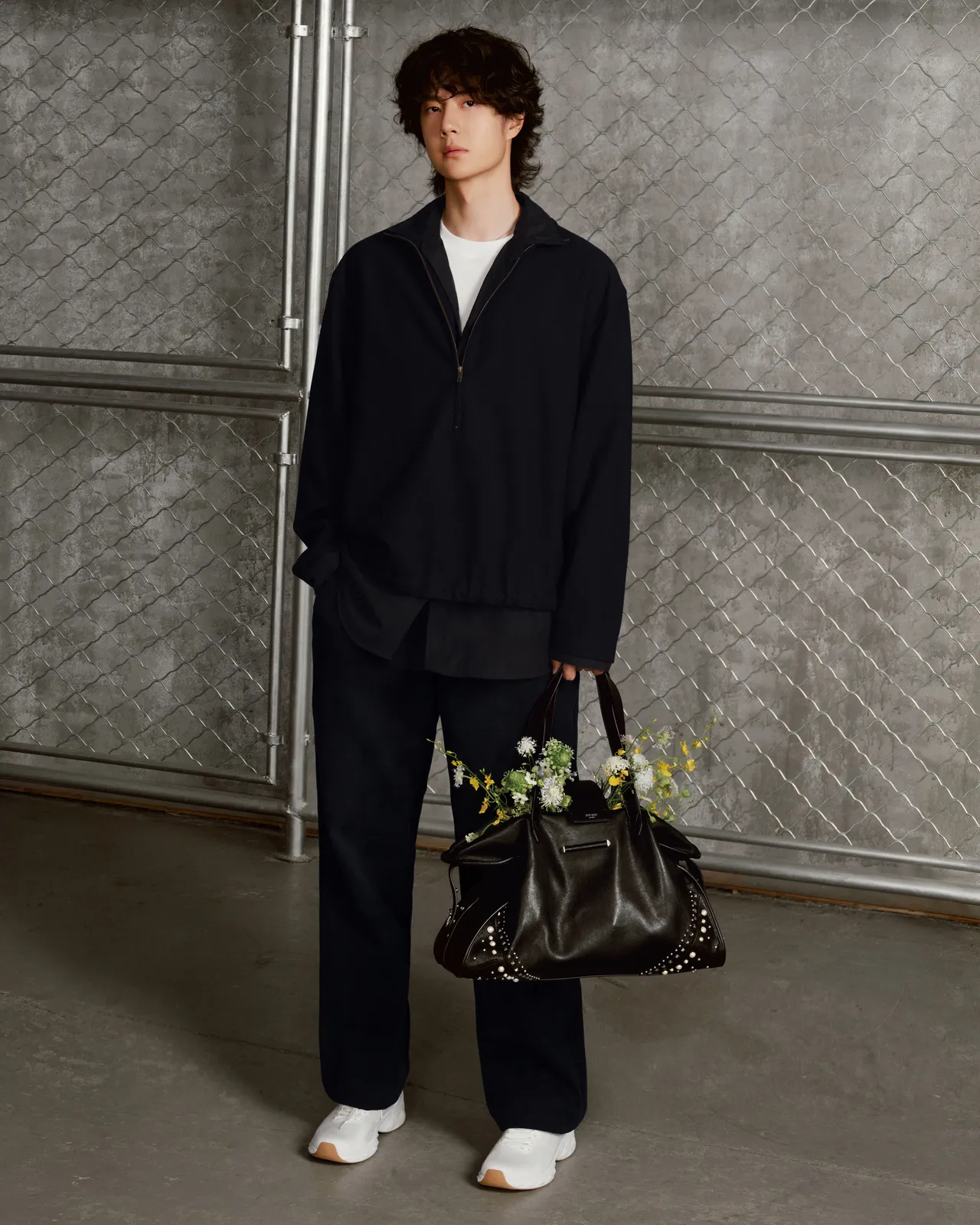 王一博以花卉道具當起春日男友。品牌提供