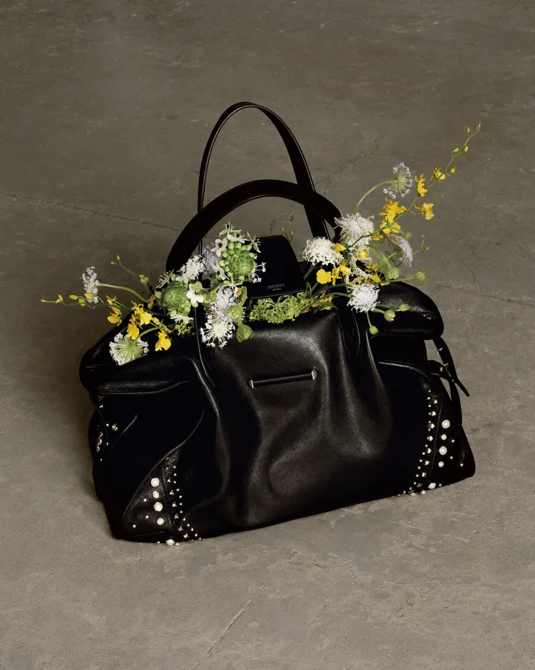 黑色皮革BAR HOLDALL包點綴鉚釘元素，釋放中性酷颯魅力。品牌提供