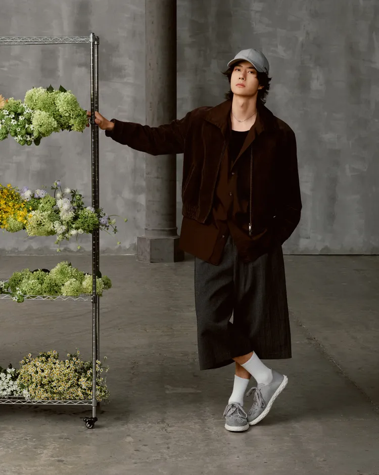 形象片以工業風背景與清新花卉裝置碰撞出視覺張力。品牌提供