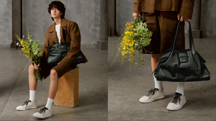 王一博一手隨性提包、一手捧著盛開鮮花，造型相當帥氣。品牌提供
