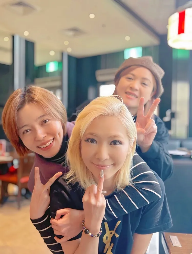 王瞳和Makiyo（前）一見面，就像兒時親暱。翻攝自王瞳IG