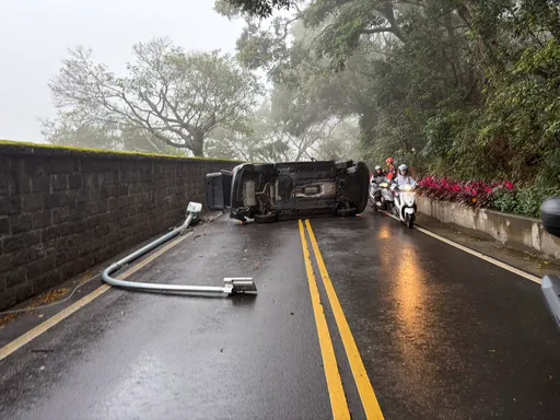淡水小坪頂2車對撞「車側翻橫躺馬路」　交通一度雙向受阻