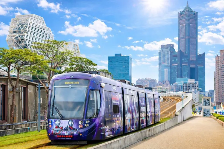 高雄冬日遊樂園7登場，超人力霸王主題運具全城出動。翻攝畫面