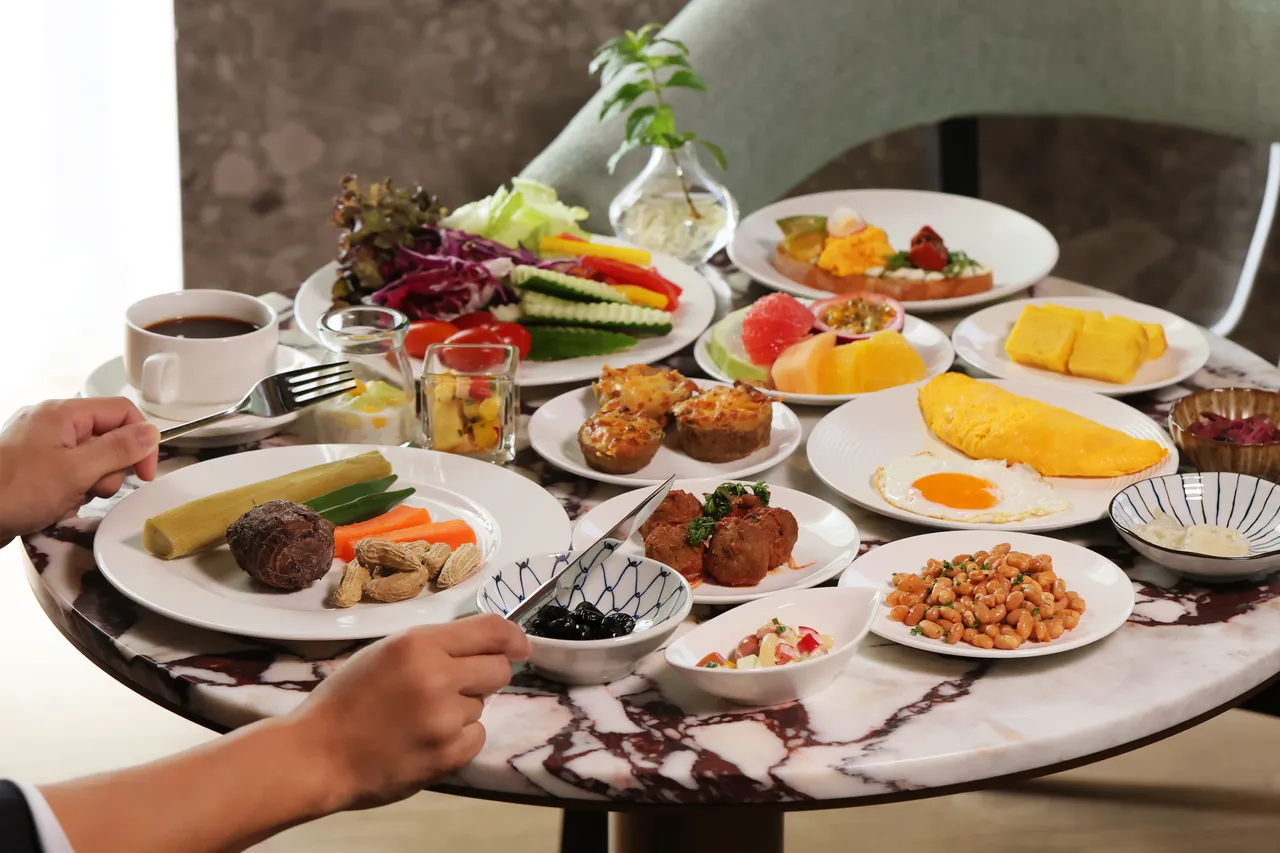 國聯大飯店Slate ‧ 板石匯聚設計美學與舒適氛圍，結合多元豐富的早餐選擇，每道佳餚皆象徵開啟晨間的優雅儀式。國聯大飯店提供