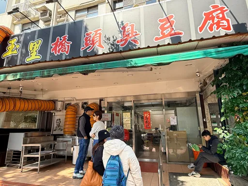 「橋頭臭豆腐」吸人潮朝聖！拔髮女鄰居超無奈：店家要感謝我