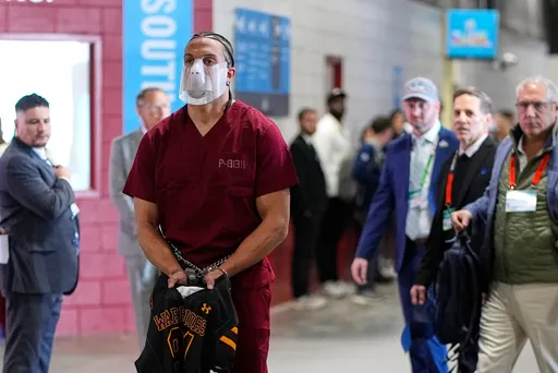 超級盃有「囚犯」參賽？他竟戴手銬穿囚衣進場　背後原因曝光