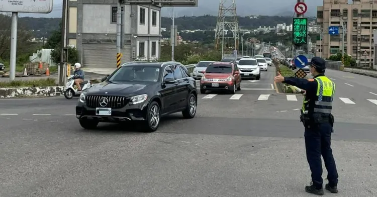 桃園市交通大隊協同桃園及龜山分局員警、義交全力投入桃園燈會交通疏導及安全維護勤務。翻攝畫面