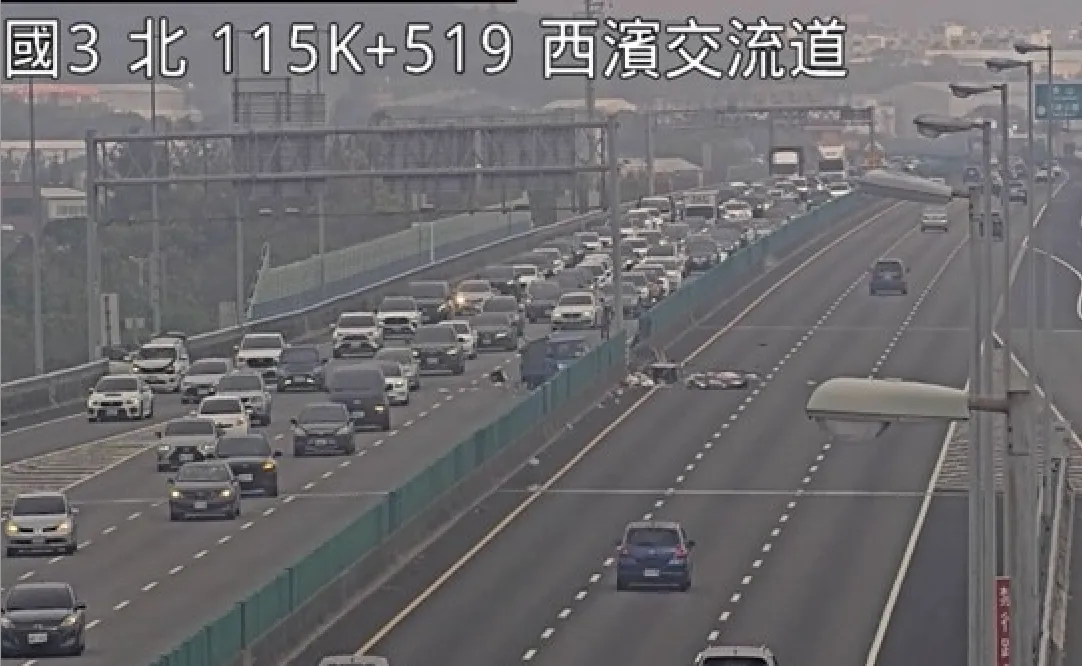 國3南向115公里處發生1小客車與1小貨車追撞事故。高速公路局提供