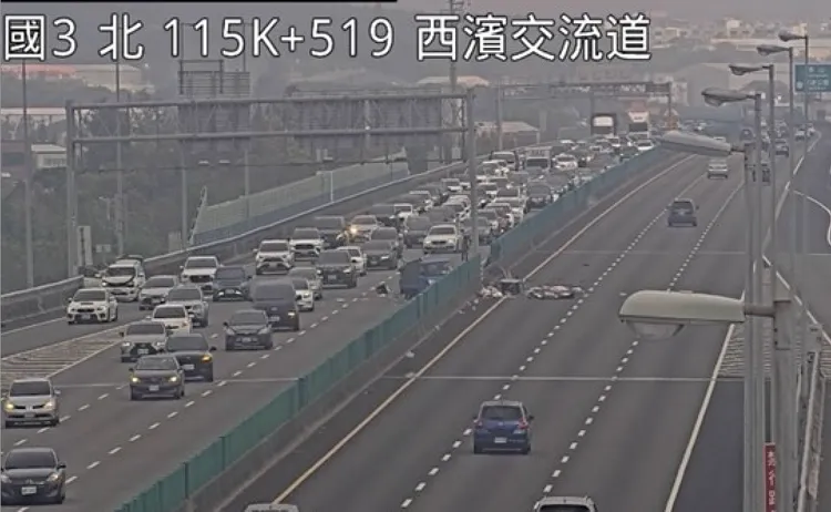 國3南向115公里處發生1小客車與1小貨車追撞事故。高速公路局提供