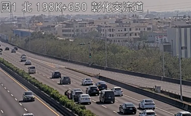 國1南向198.8公里處發生3輛小客車追撞事故。高速公路局提供