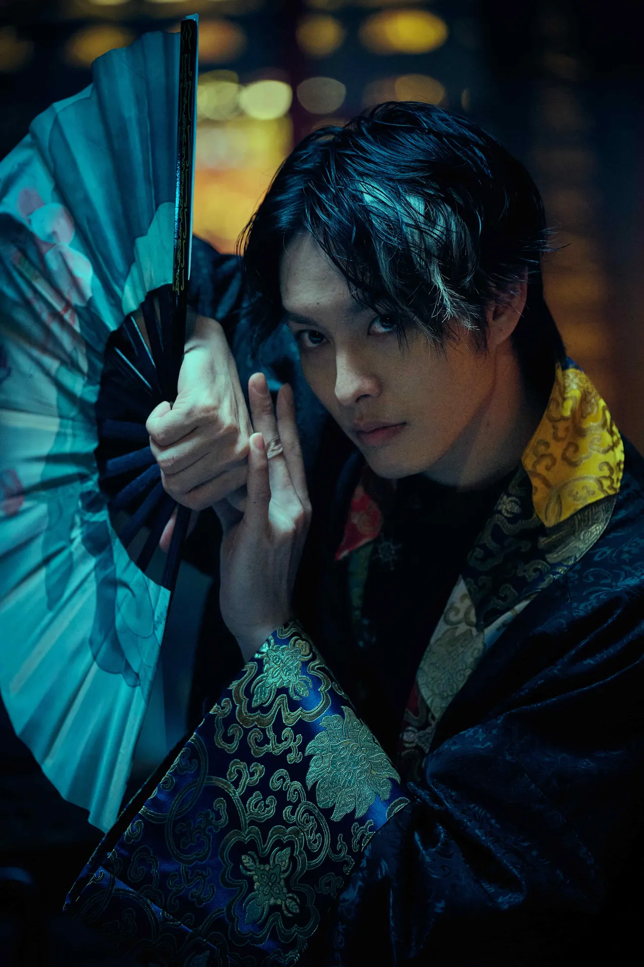 曹佑寧化身仙姑乩身，對鏡苦練勾人眼神。威視電影提供