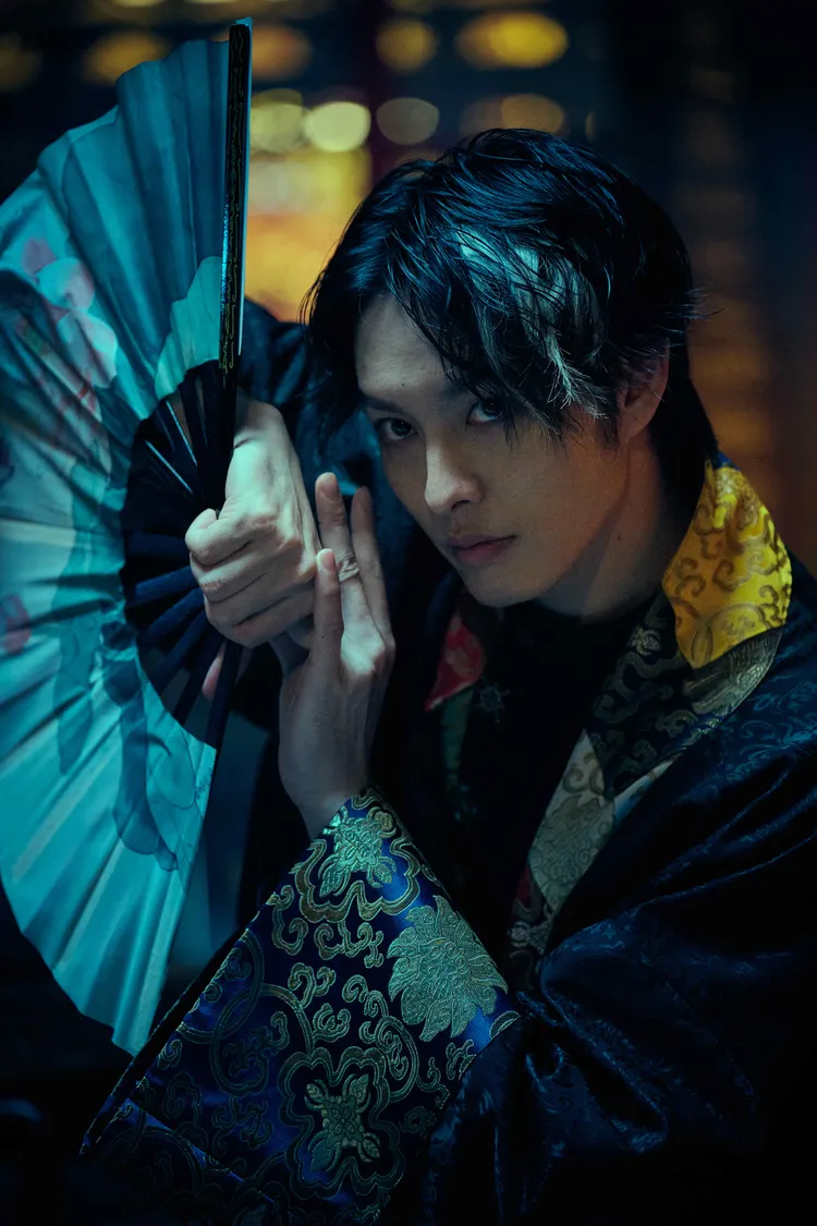 曹佑寧化身仙姑乩身，對鏡苦練勾人眼神。威視電影提供