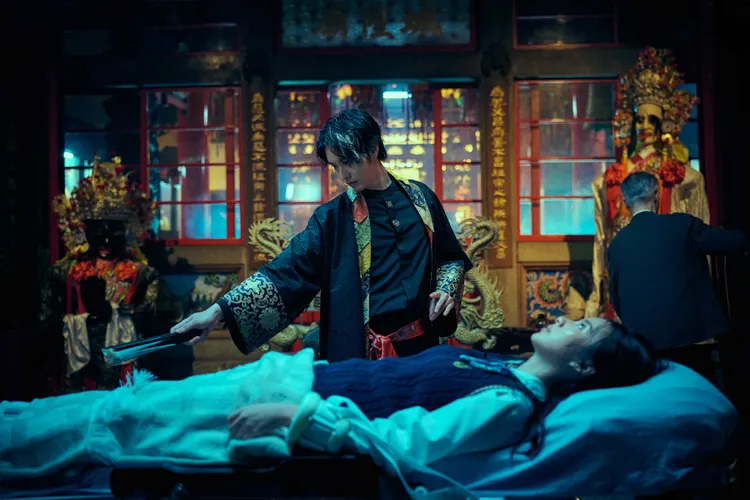 《祭弒》擲筊稟告「城隍爺」獲准拍攝。威視電影提供