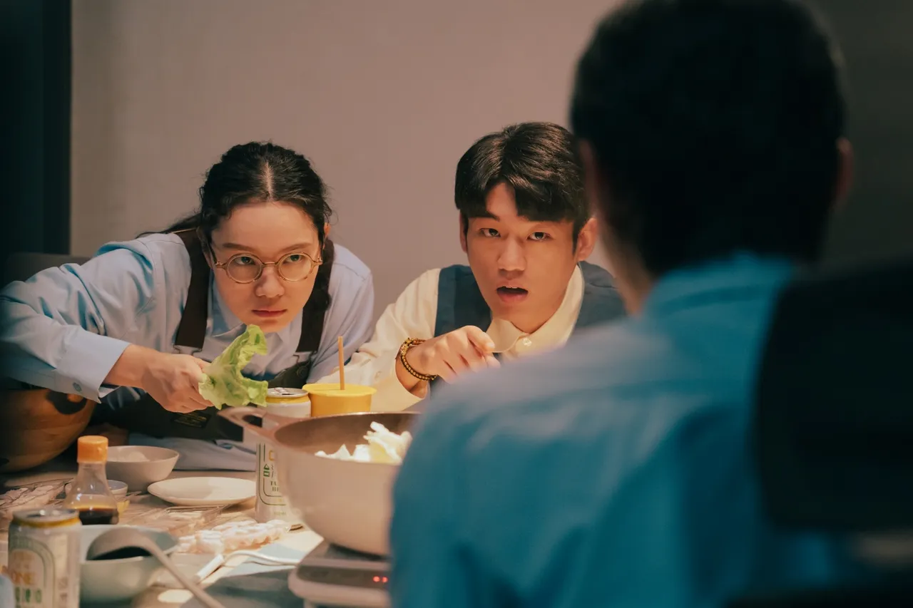 謝章穎(右)和王真琳討喜演技，獲得不少感動反饋。公視台語台提供