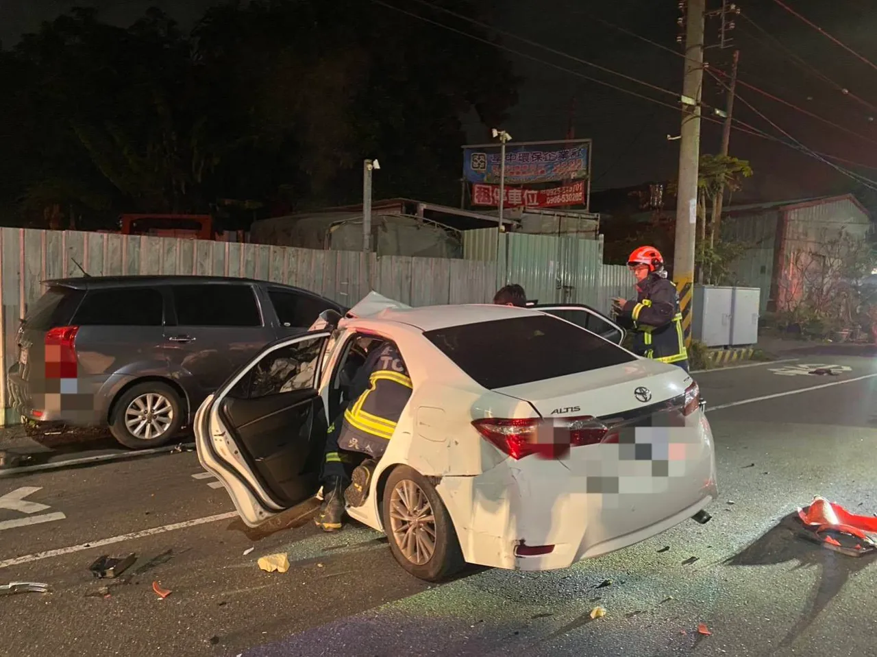 自小客車先撞上路邊小貨車，再衝到對向。民眾提供