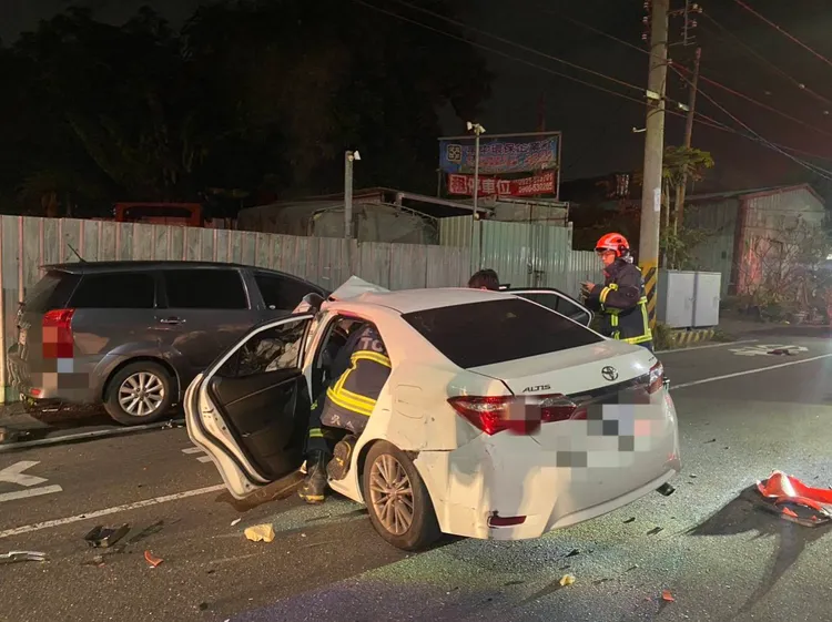自小客車先撞上路邊小貨車，再衝到對向。民眾提供