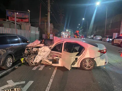 台中轎車不明原因自撞釀2傷　24歲駕駛頭部重創搶救中