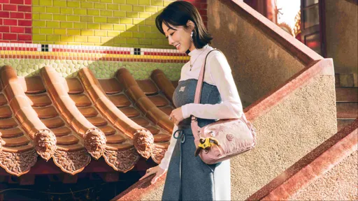 Kipling把白沙屯媽祖粉紅超跑變時尚包　招牌小猴換「勇字裝」