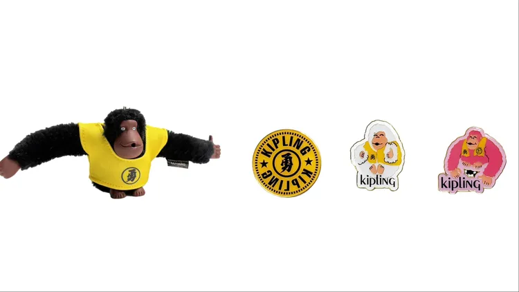 Kipling X白沙屯媽祖聯名推出限量滿額贈禮，毛猴勇字背心（左）、限定徽章組（右）。品牌提供