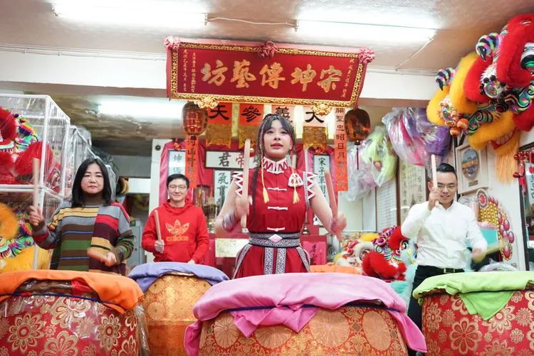 國民黨立委馬文君、張智倫、洪孟楷、張嘉郡，與戰鼓老師方韻晴合作演出。邱筠媜攝