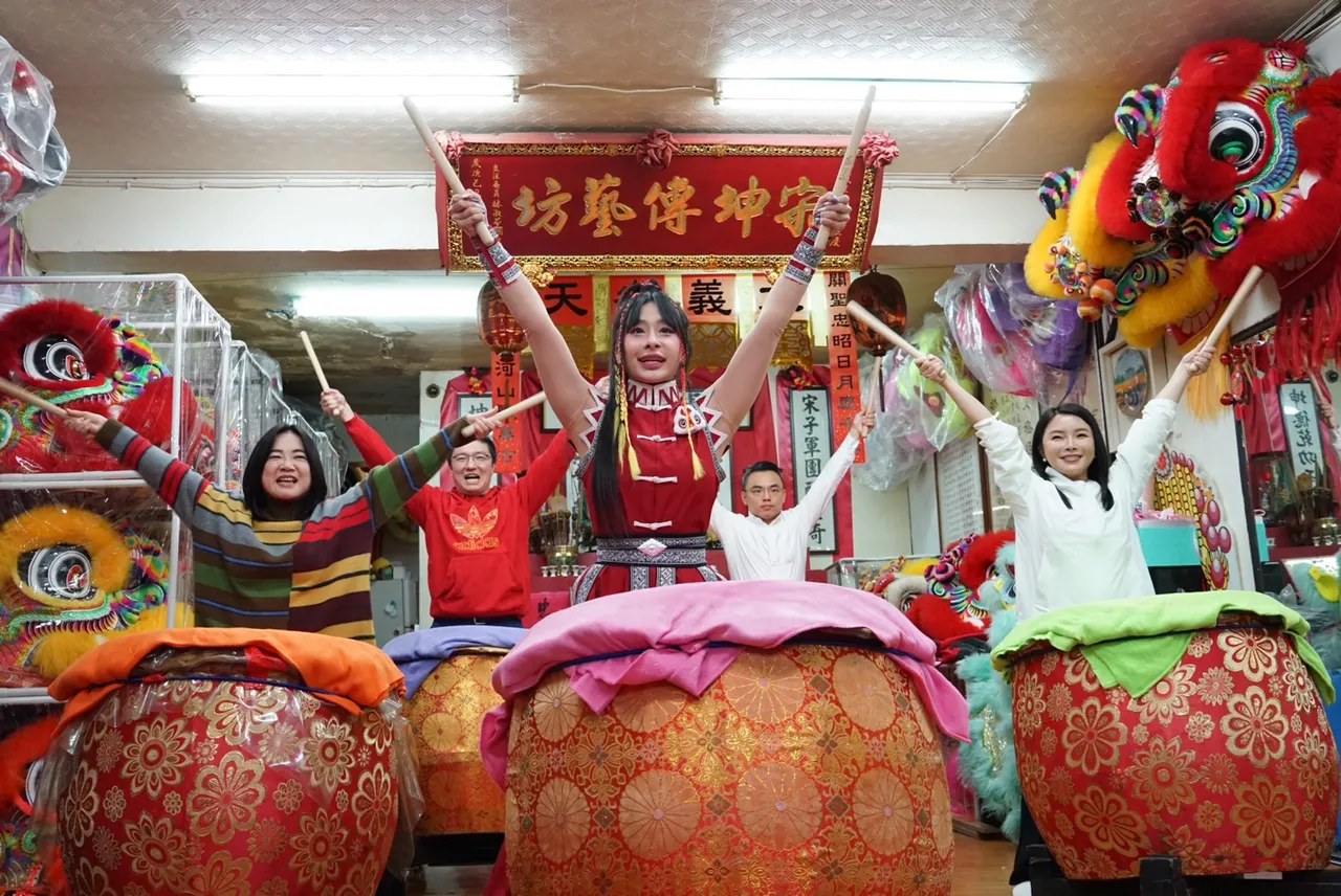 咚咚咚迎馬年！洪孟楷領軍3藍委擊戰鼓　女神老師秀絕技超吸睛