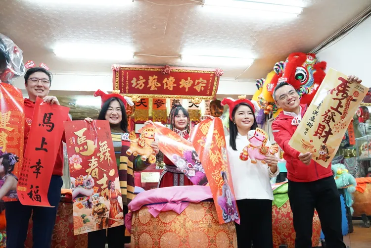 國民黨立委張智倫、馬文君、戰鼓老師方韻晴、張嘉郡、洪孟楷，祝大家新年快樂。邱筠媜攝