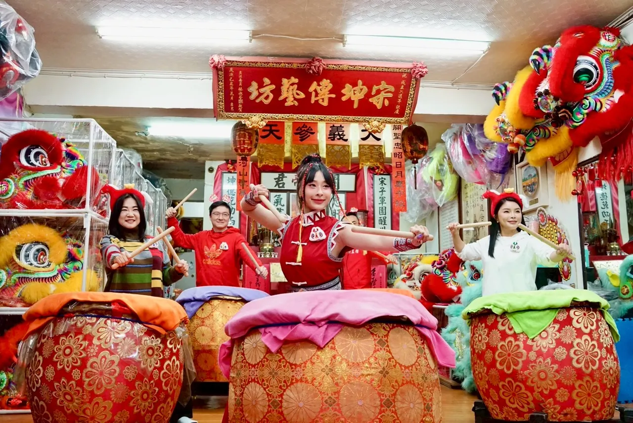 國民黨立委馬文君、張智倫、洪孟楷、張嘉郡，與戰鼓老師方韻晴合作演出。邱筠媜攝