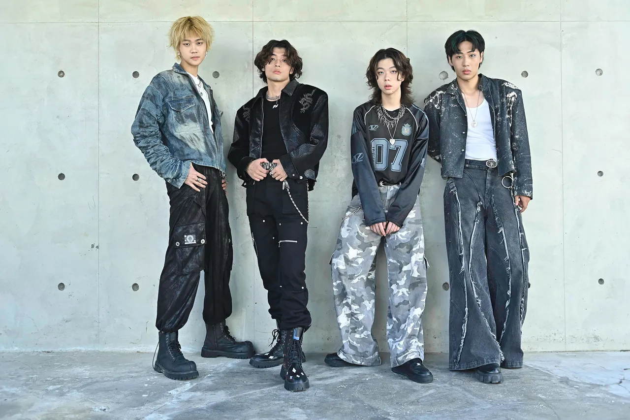 帕拉斯出道前就曾拍攝F3、阿信與周杰倫合唱的《恆星不忘 Forever Forever》MV。迷音樂提供