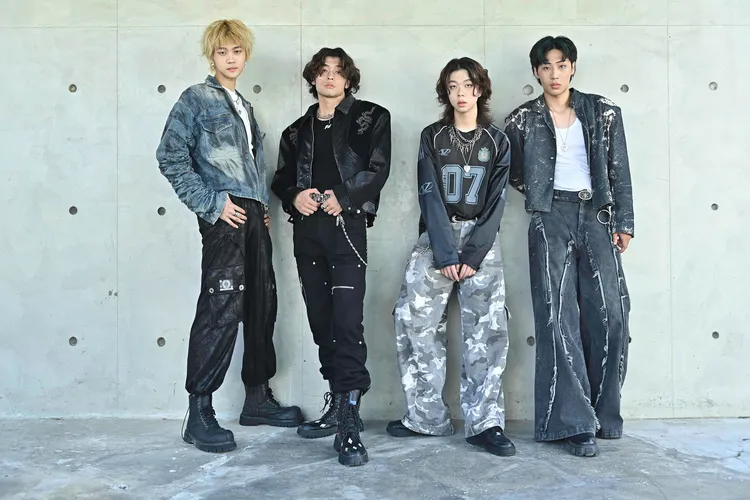 帕拉斯出道前就曾拍攝F3、阿信與周杰倫合唱的《恆星不忘 Forever Forever》MV。迷音樂提供