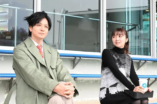 生田斗真變怪咖教授沉迷求偶！搭小16歲上白石萌歌自嘲「更注意保養」