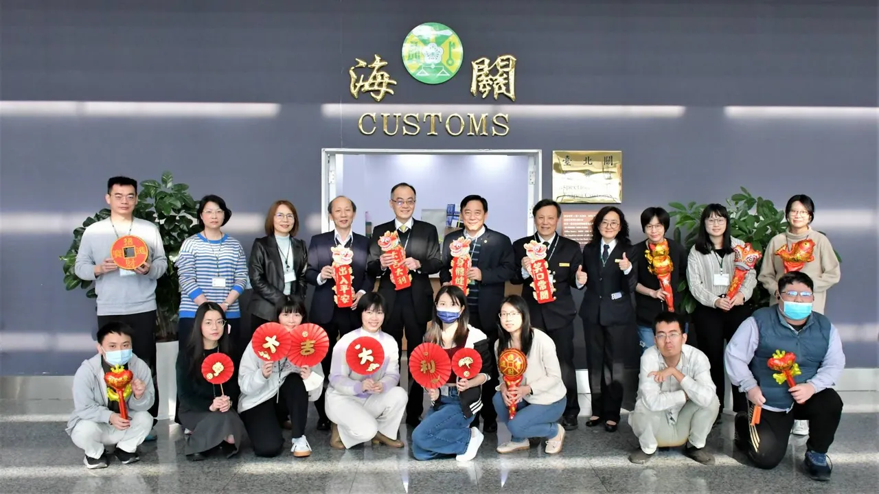 財政部關務署台北關表示，春節連假期間最忙的日子都輪流去吃飯，最後去吃的人可能都過了用餐時間1、2個小時了。圖為主管到場慰勞海關人員辛勞。台北關提供