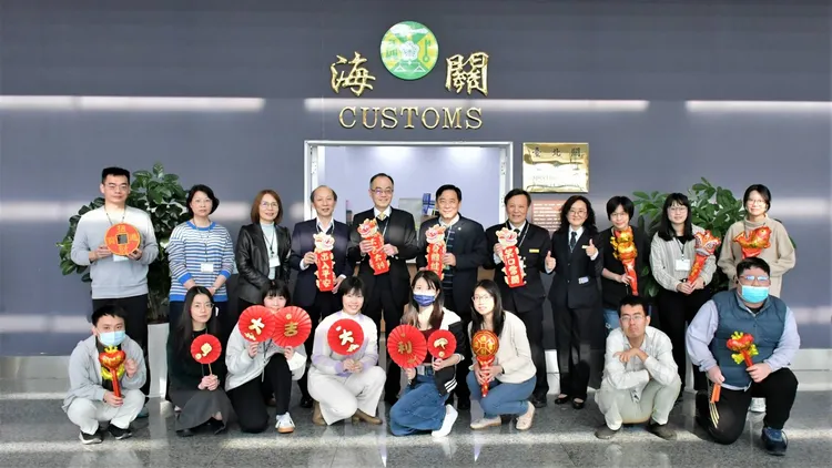 財政部關務署台北關表示，春節連假期間最忙的日子都輪流去吃飯，最後去吃的人可能都過了用餐時間1、2個小時了。圖為主管到場慰勞海關人員辛勞。台北關提供