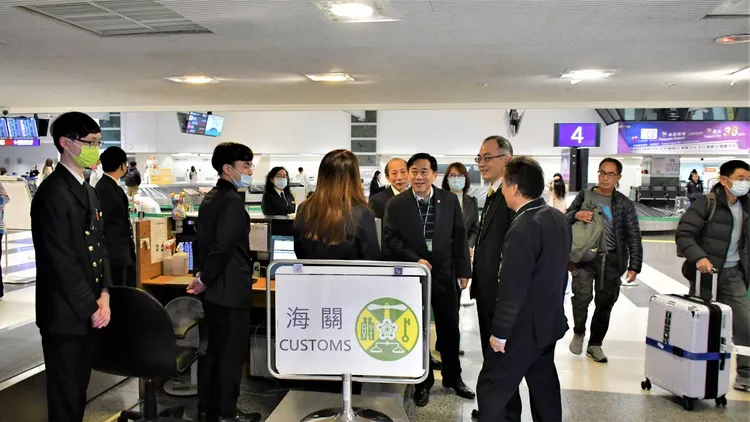 財政部關務署台北關表示，春節連假期間最忙的日子都輪流去吃飯。圖為主管到場慰勞海關人員辛勞。台北關提供
