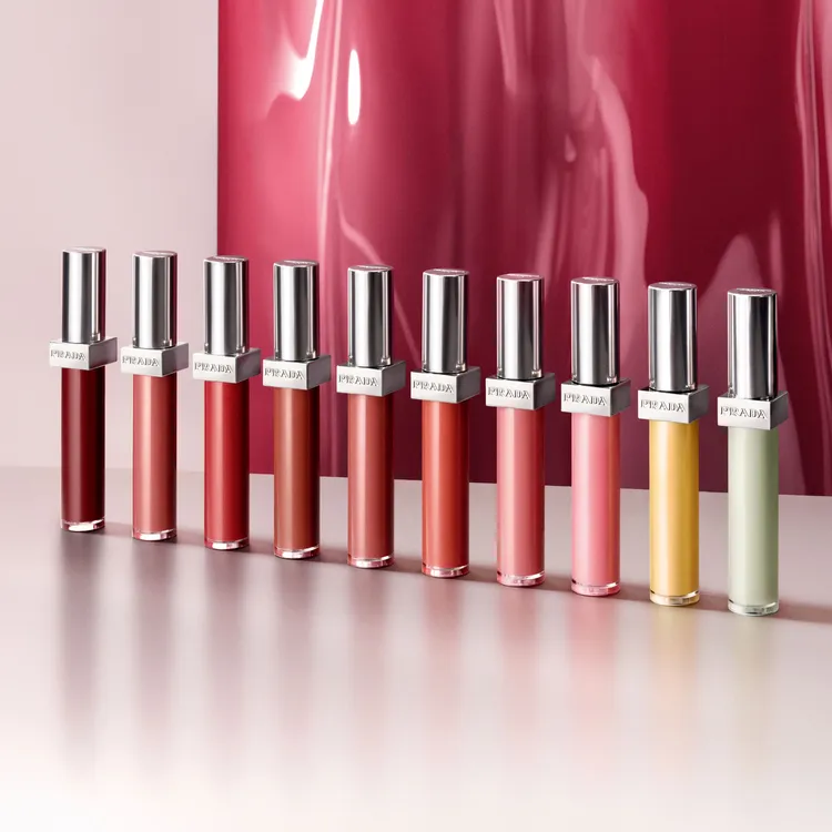 PRADA率性持光凍唇釉，各1650元。品牌提供