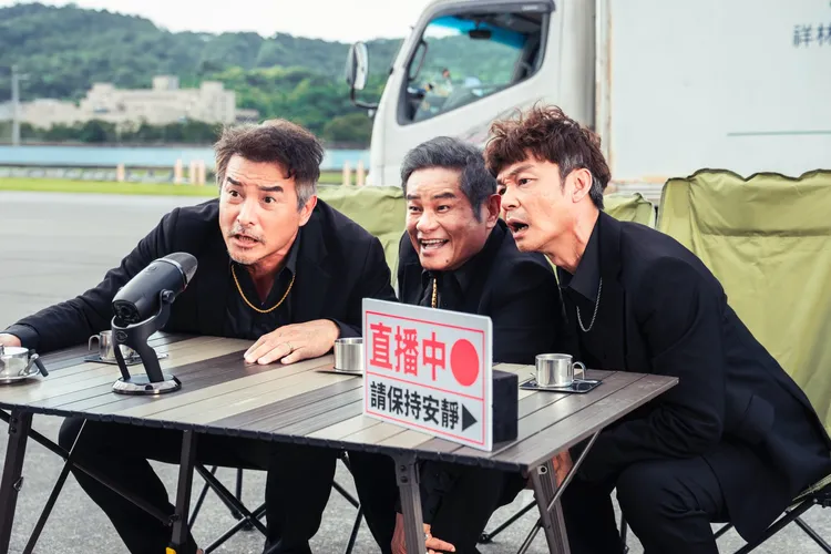 李銘順（左起）、許效舜、李國煌大玩直播。萬騰文化創意提供